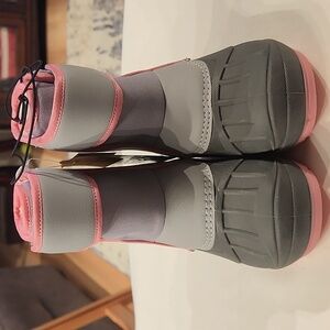 GIRLS NEW CAT & JACK SIZE 9. PINK AND GRAY BOOTS. WATERPROOF AND WARM